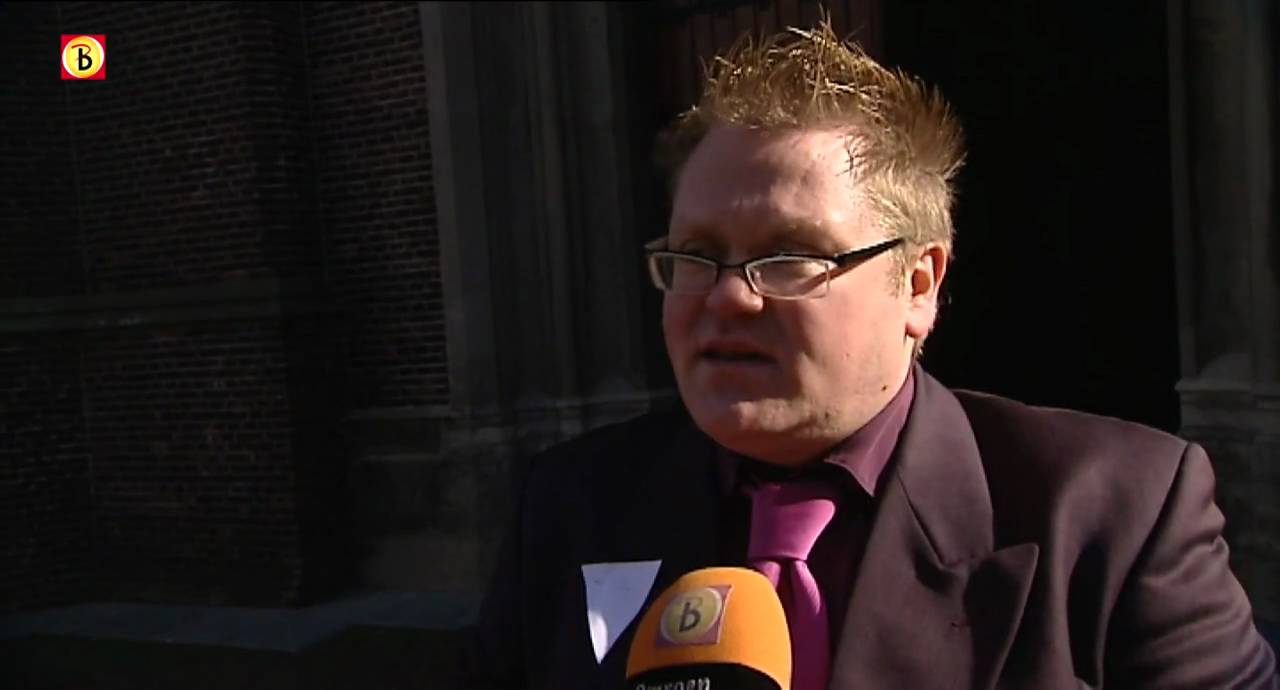 Pastoor Oss deelt toch hostie uit
