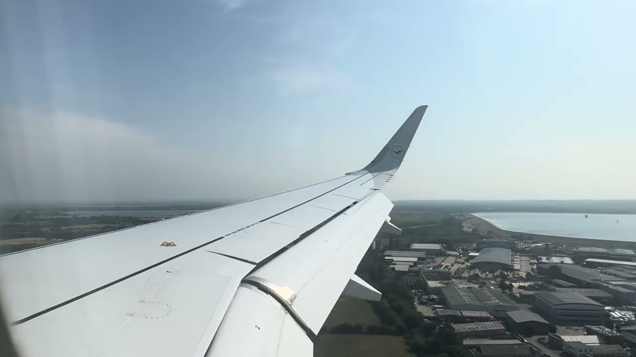 Lufthansa Airbus A320 approach and landing into London Heathrow LHR