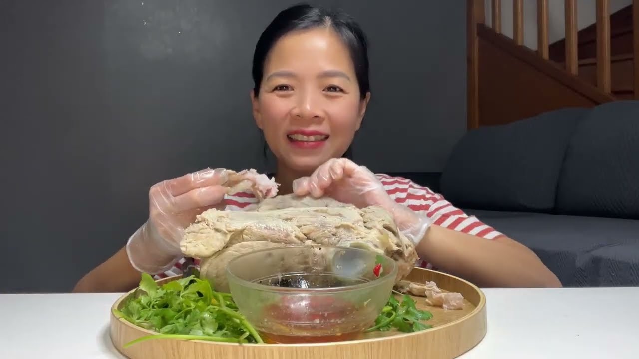 Задача: съесть огромный кусок вареного мяса, обмакнутый в рыбный соус с чесноком и чили.
