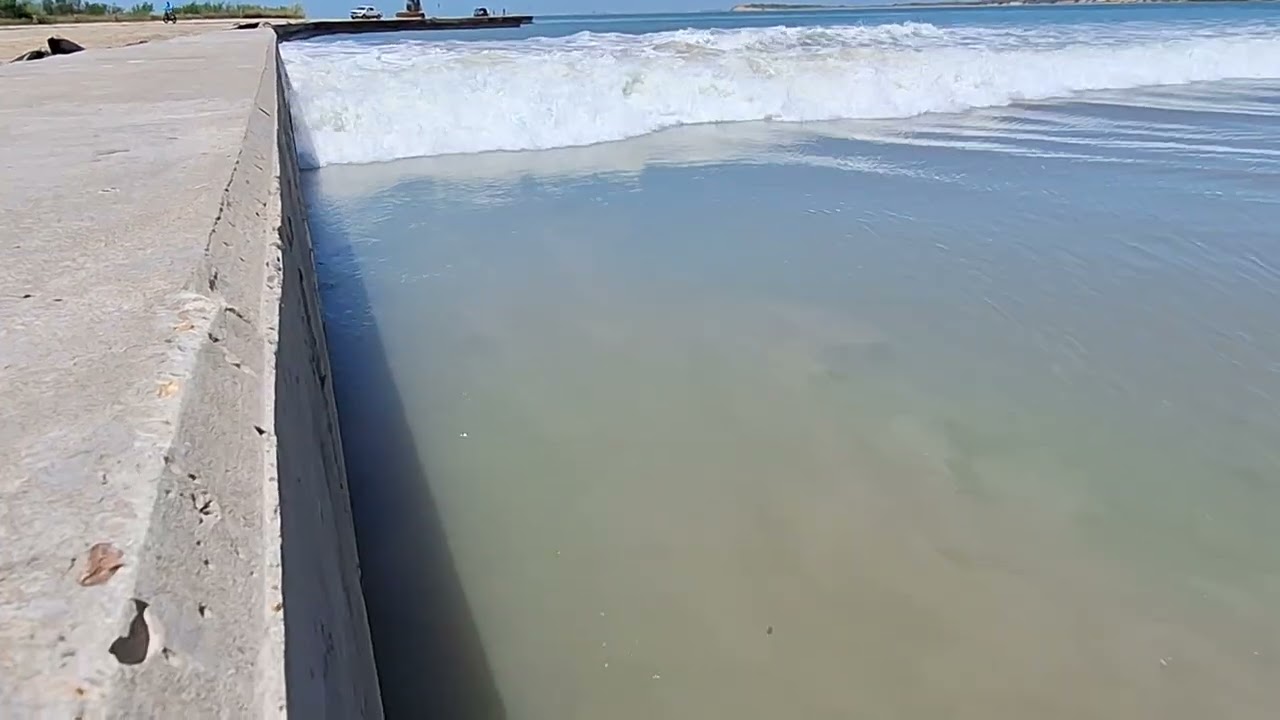 Ship creates mini Tsunami