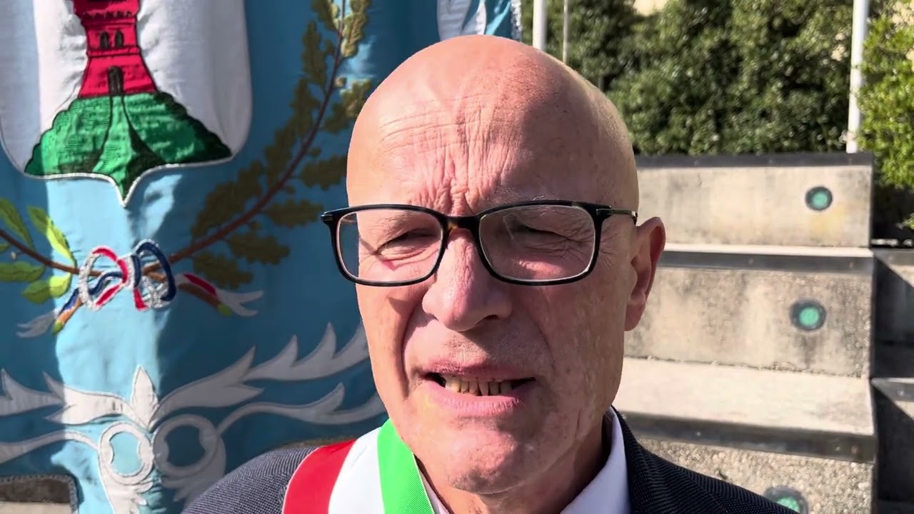 Sindaco Gino Rugolo, consegna della Medaglia d'oro al Merito civile al Comune di Cavaso del Tomba