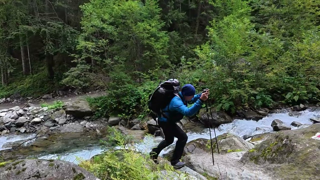 Walking to Valea Sâmbetei | Făgăraș Mountains