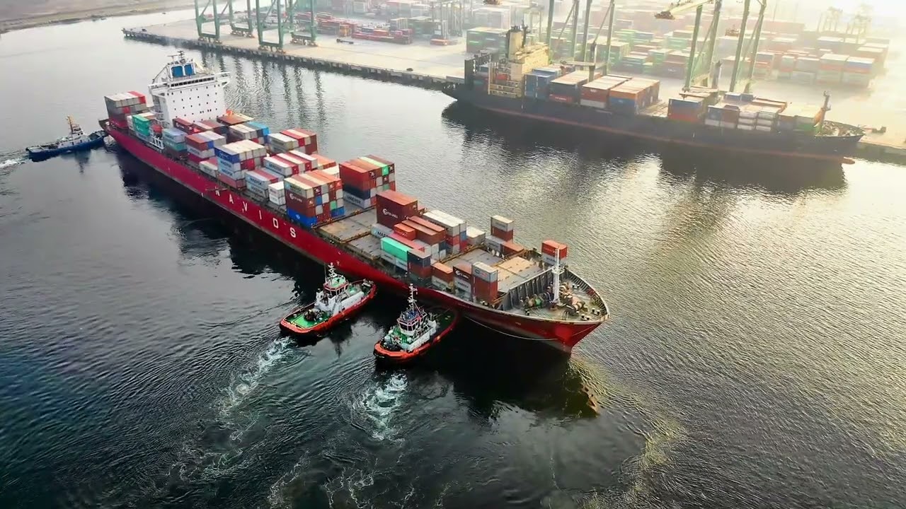 ship parking at port || push by two little ship||