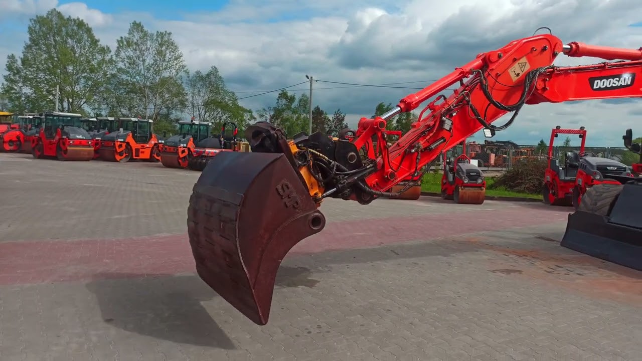 Koparka kołowa Doosan DX 140 W  -  używane maszyny budowlane i drogowe BETOMEX