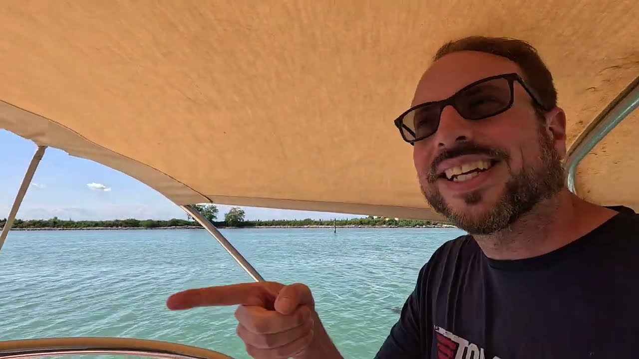 Mit dem #motorboot durch die Lagune von Grado, Italien - Anlegen bei Santuario di Barbana