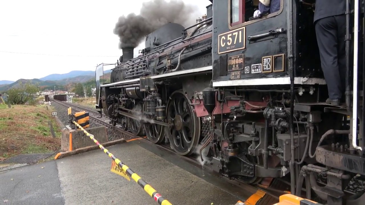 踏切をまたいで停車する重連SLやまぐち号を鍋倉駅で撮影(2019/11/24)
