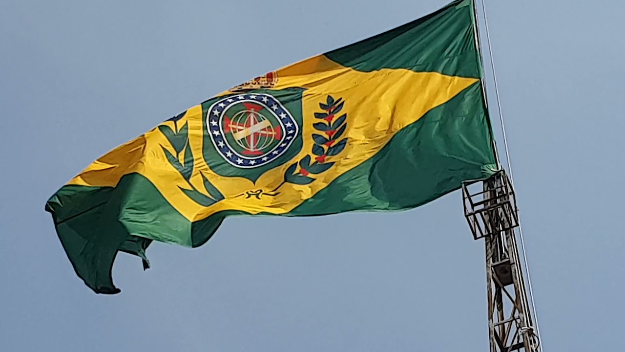 S.A.I.R. Dom Bertrand hasteando a majestosa Bandeira Imperial.