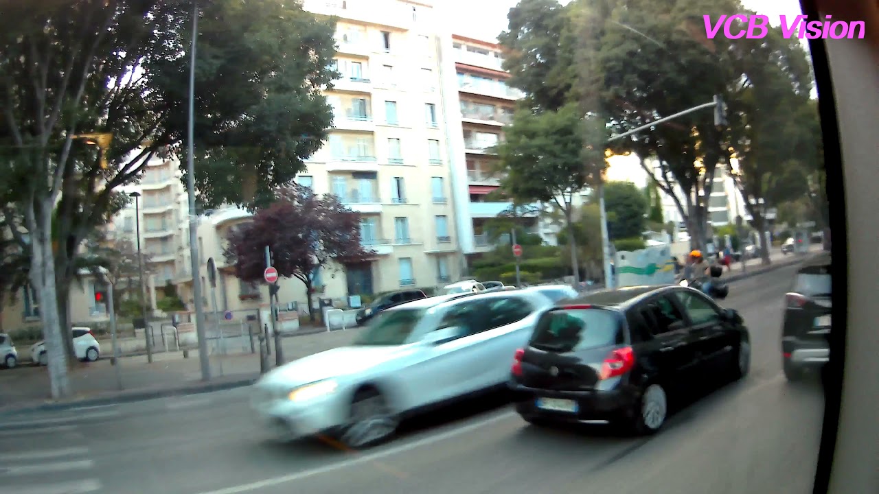 Marseille 8ème, de Bonneveine terrasses très animés à l'avenue du Prado très verte