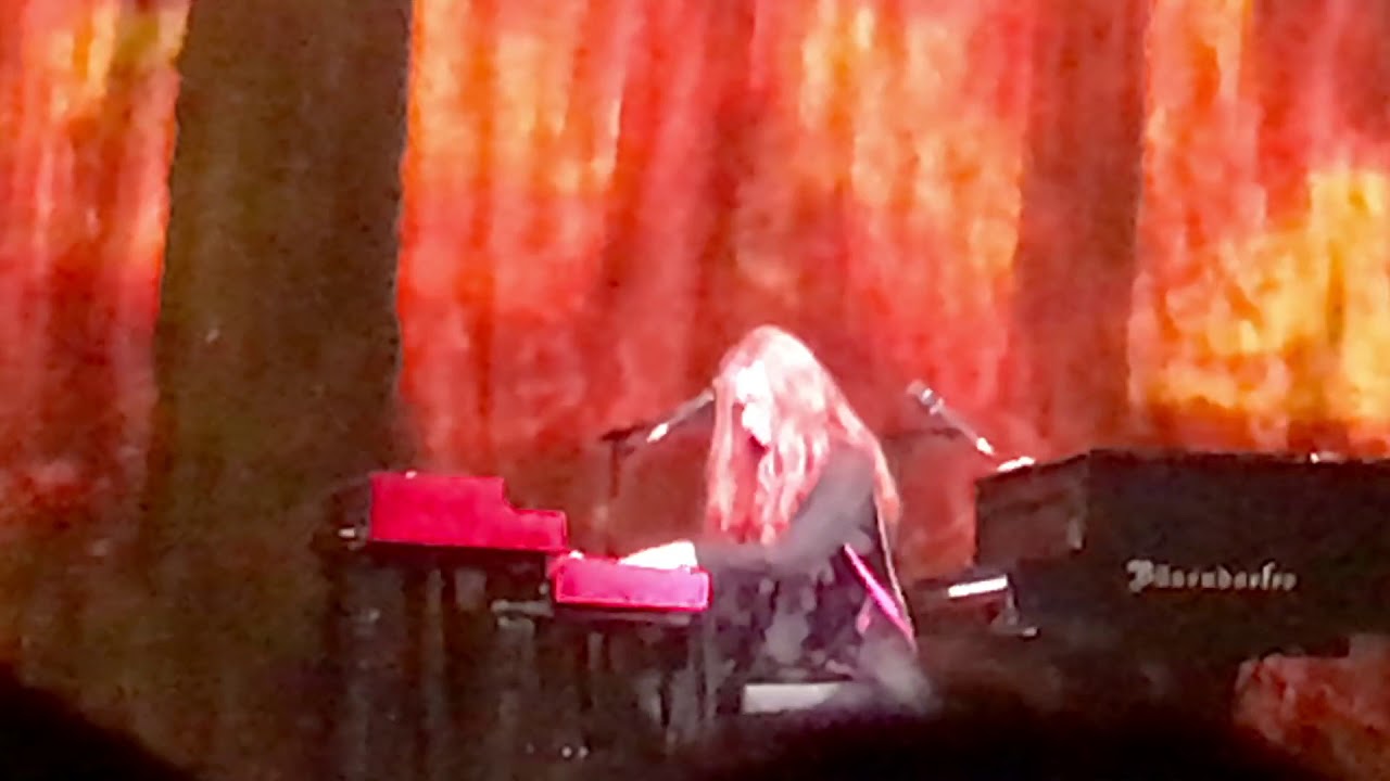 Tori Amos, L.A 3rd show, December 3rd, 2017 :  Sister Janet