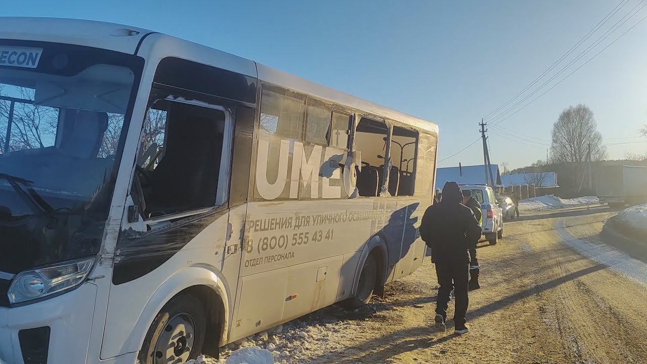 Фура бортанула автобус с рабочими