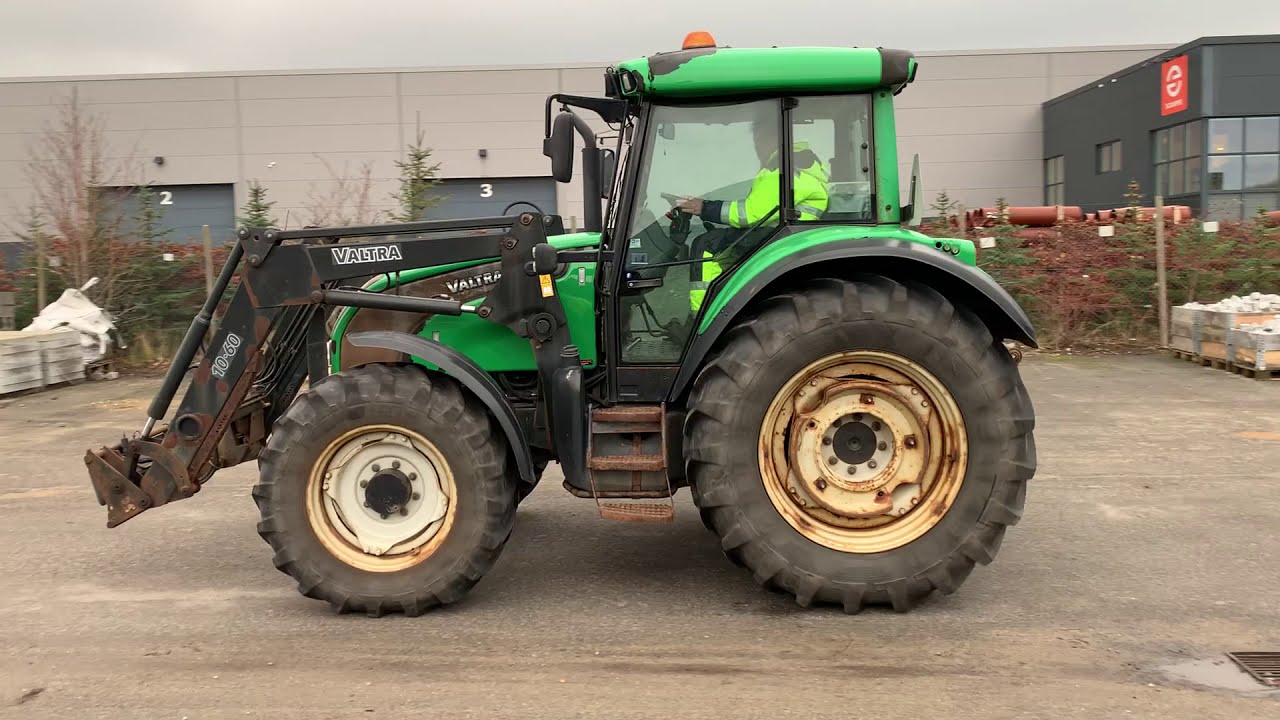 B2B Auctions A/S - VALTRA C 120 tractor 4 WD with hydraulic outlet in front and PTO.