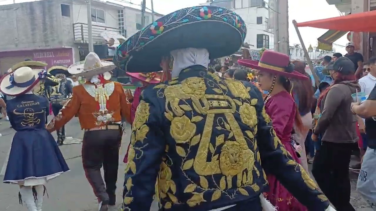 Disfrutando del desfile de carnaval, en San Pablito Chiconcuac, Comparsa Calaveras A.  C. 