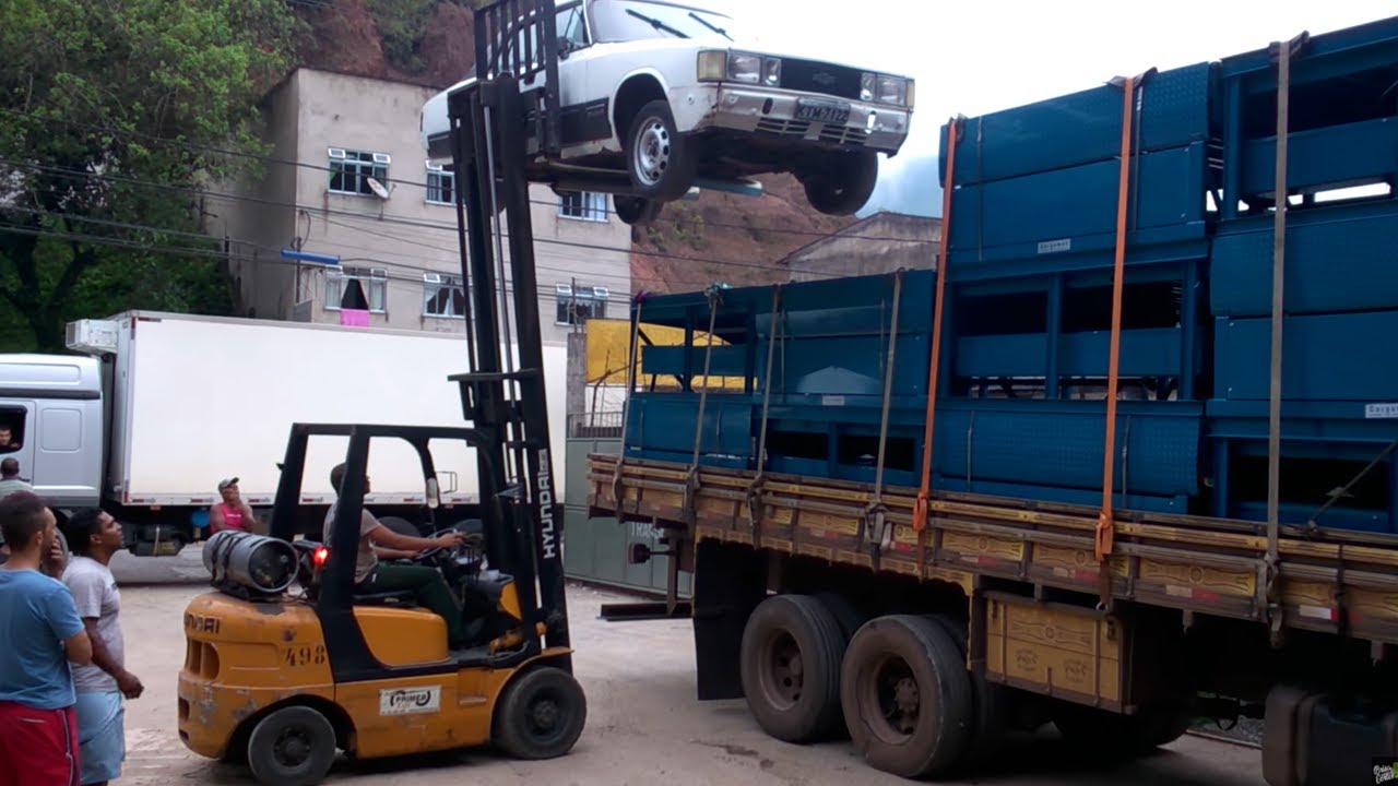 Colocando um Opala em cima do caminhão com empilhadeira