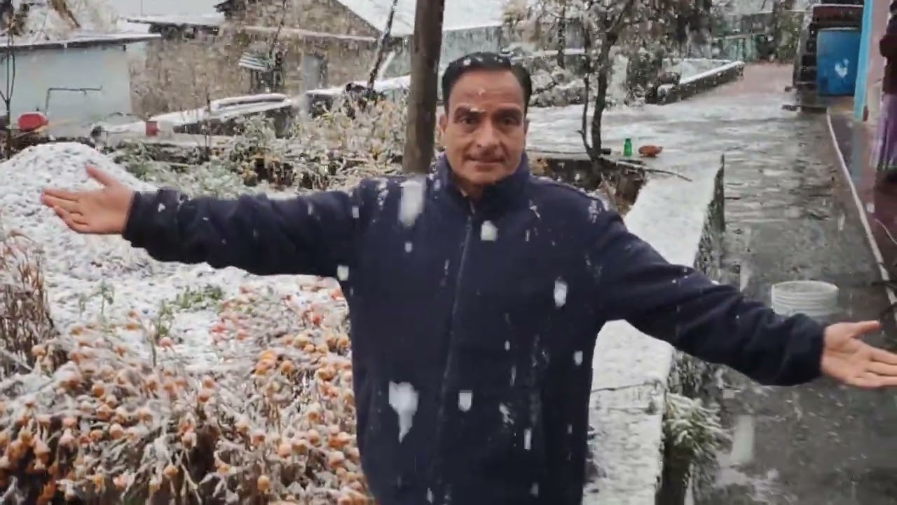  उठते ही क्या देख लिया दिल खुश हुआ#pahadi lifestyle#Uttrakhand#Uttarkashi#snowfall@sheelaraturi1353 