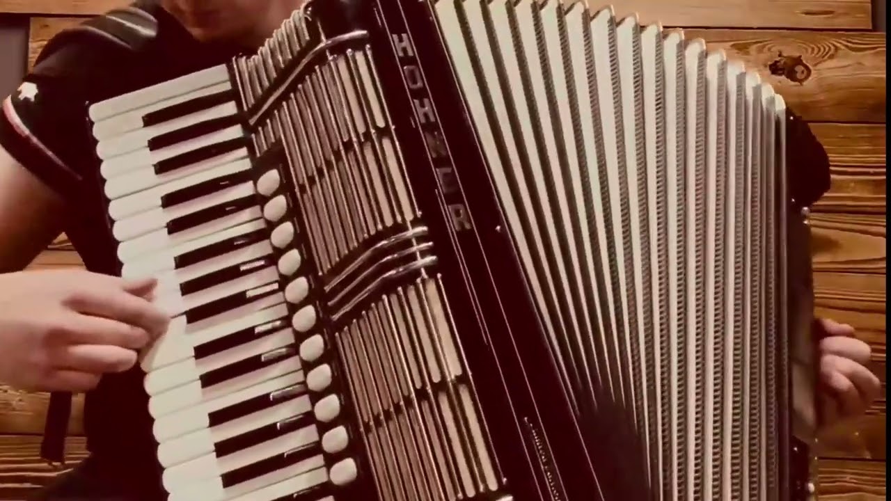 Na akordeonie Hohner