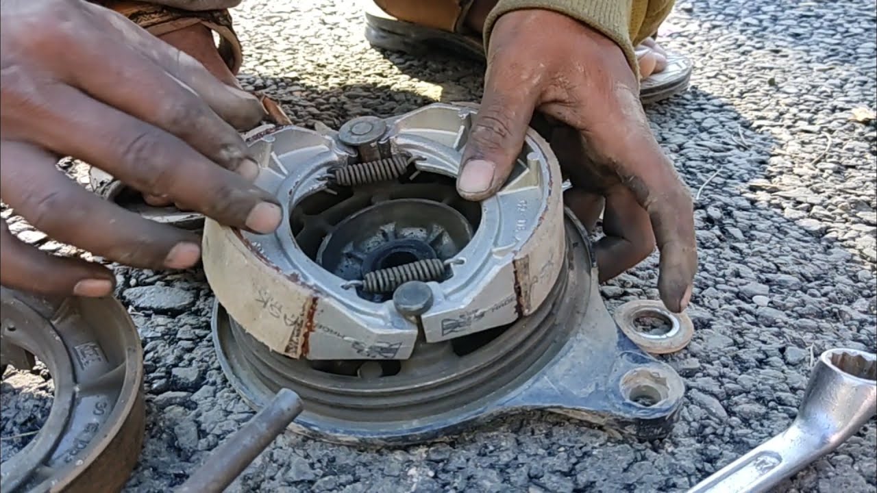 How to change Drum Brake shoe of Pulsar 150 l Bajaj Pulsar Rear  Brake shoe change l