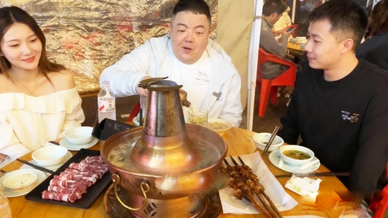 探索城市中的涮肉火锅，清水铜锅配麻酱，现切牛羊肉贼鲜美！【五小区彭于晏】