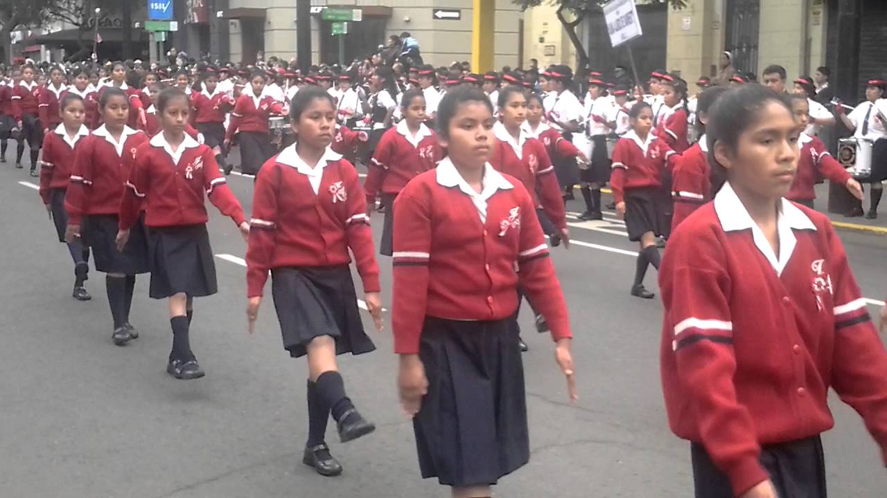 Desfile Juana Alarco de dammert 2013