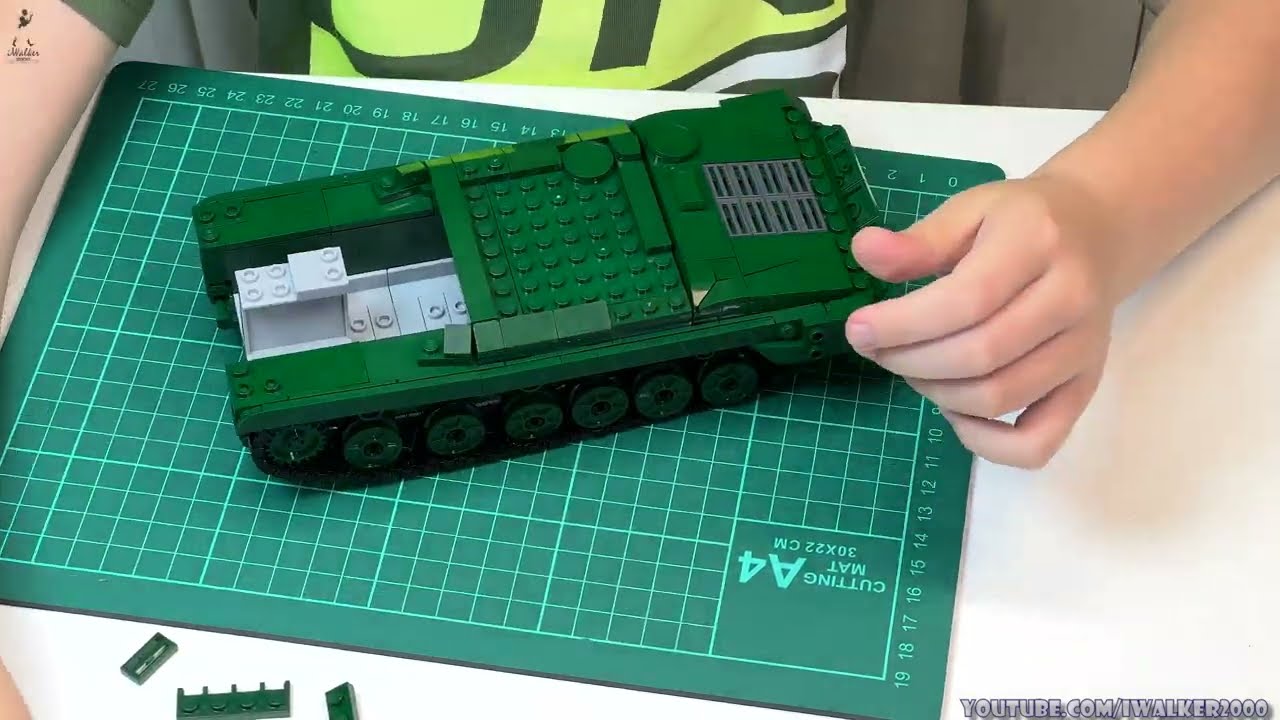 Танки из LEGO: Оливер собирает модель БМП-2 в варианте 3 в 1 - с разными башнями и вооружением
