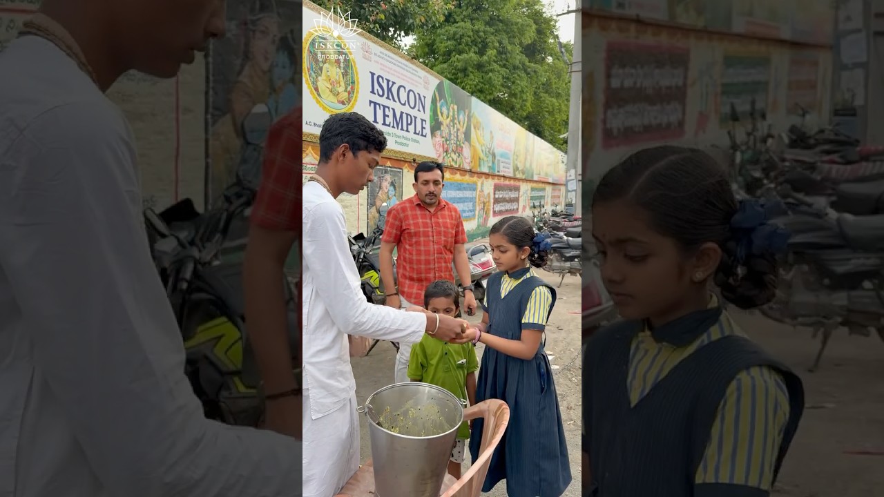 Prasadam Distributione🍛🌕#prasadam #public#proddatur #iskcon #viral #shorts #local#trending #love