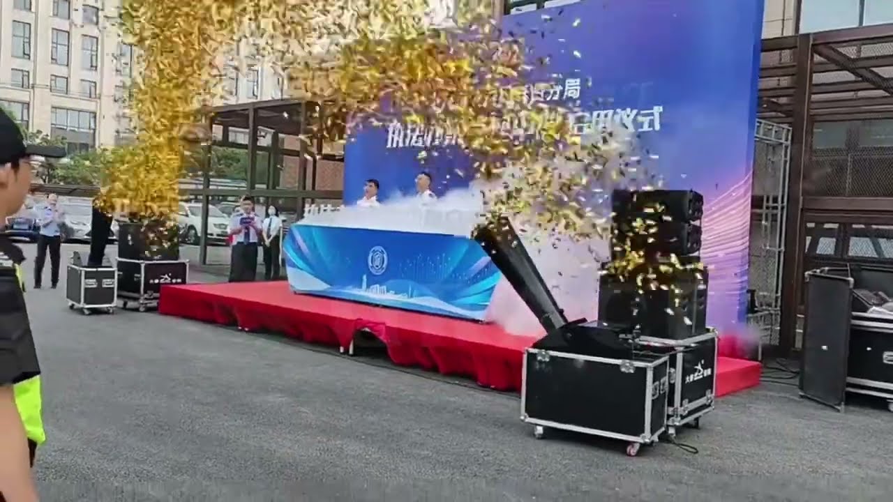 DMX confetti machine with cast aluminum flightcase product display