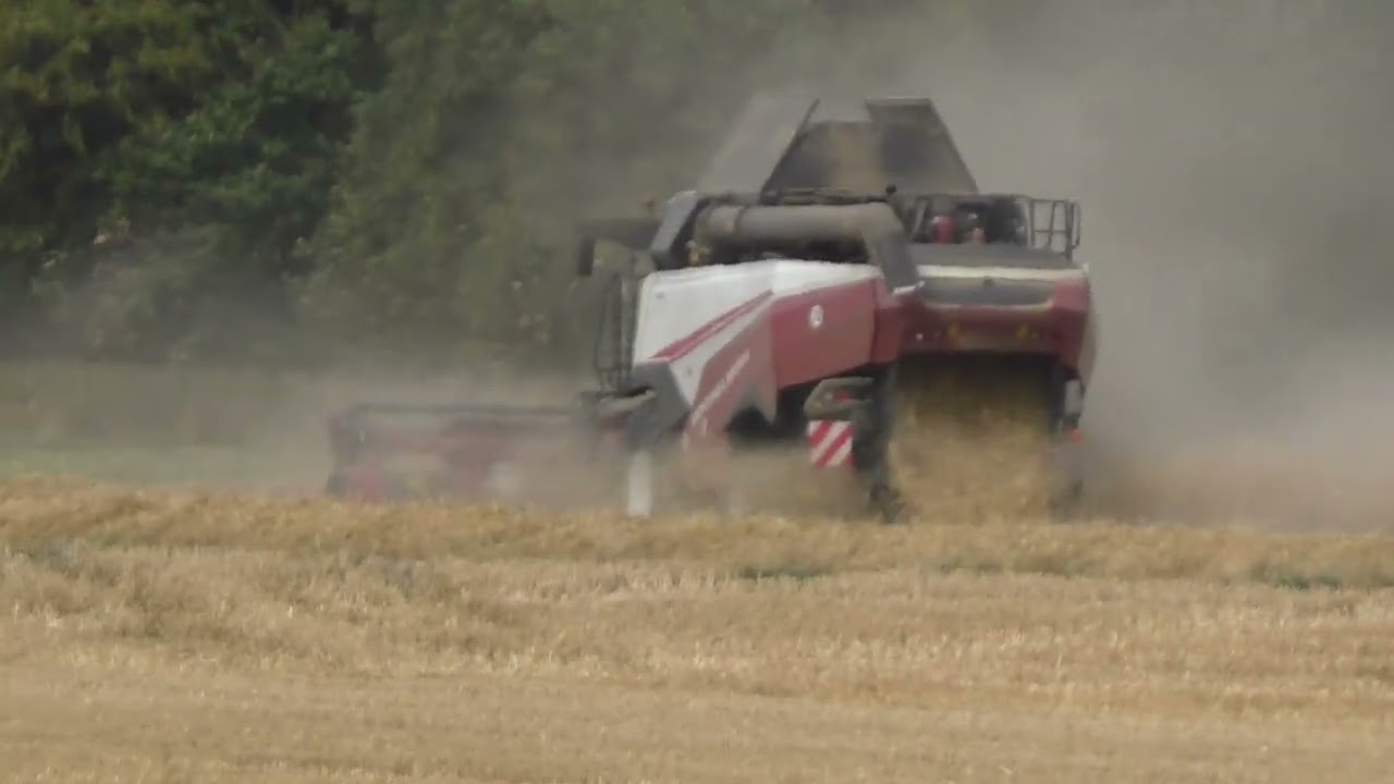 Getreide Ernte 2022 in Deutschland Rusch Isser M&auml;hdrescher Rostselmash  auf Deutschen &Auml;ckern beim