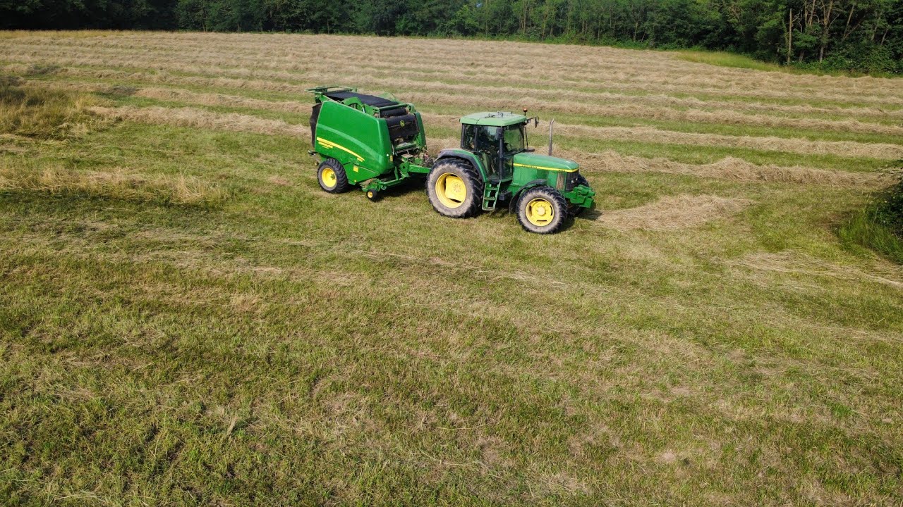 JOHN DEERE 6510 e JOHN DEERE 990 al lavoro sulla pressatura del prato falciato #johndeere 