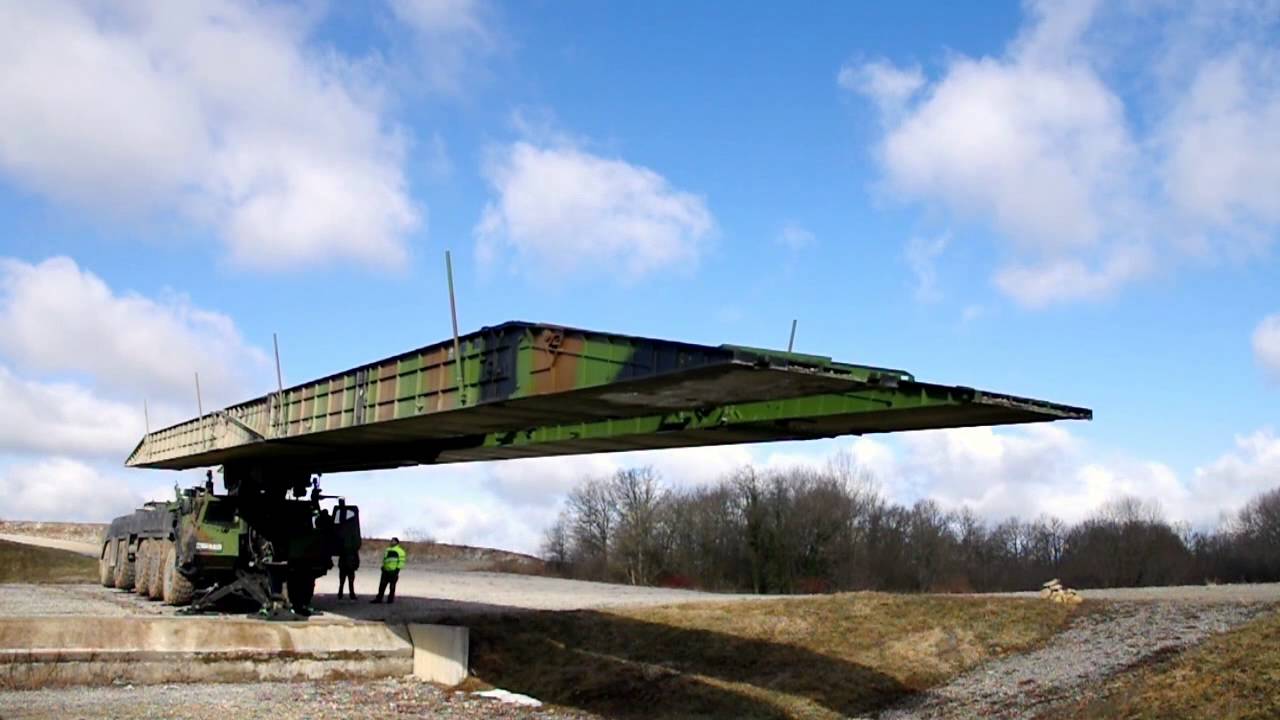 Pose d'un pont par le SPRAT - 13e régiment du génie