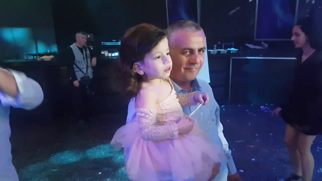 Кайфуем на бат мицве у Лиан 😎🥂
