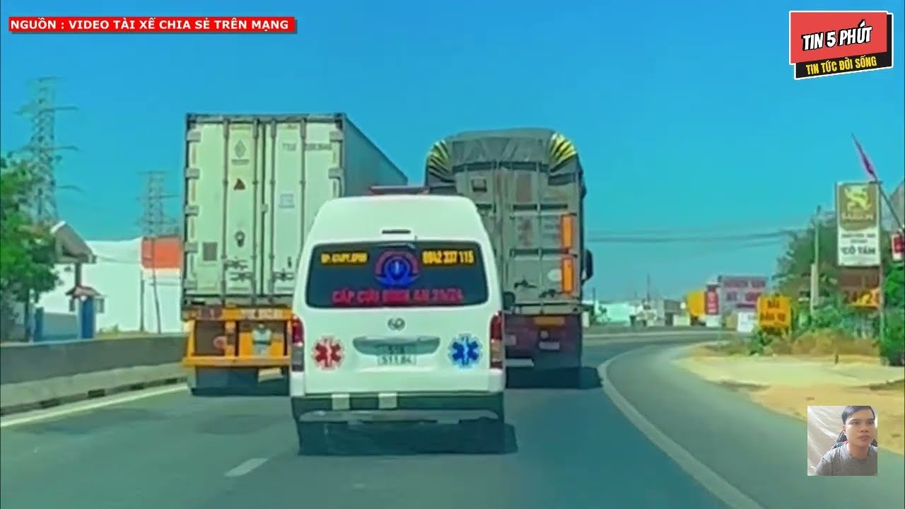 Lái xe mà toàn gặp gì đâu không , không biết là có hiểu luật không ?