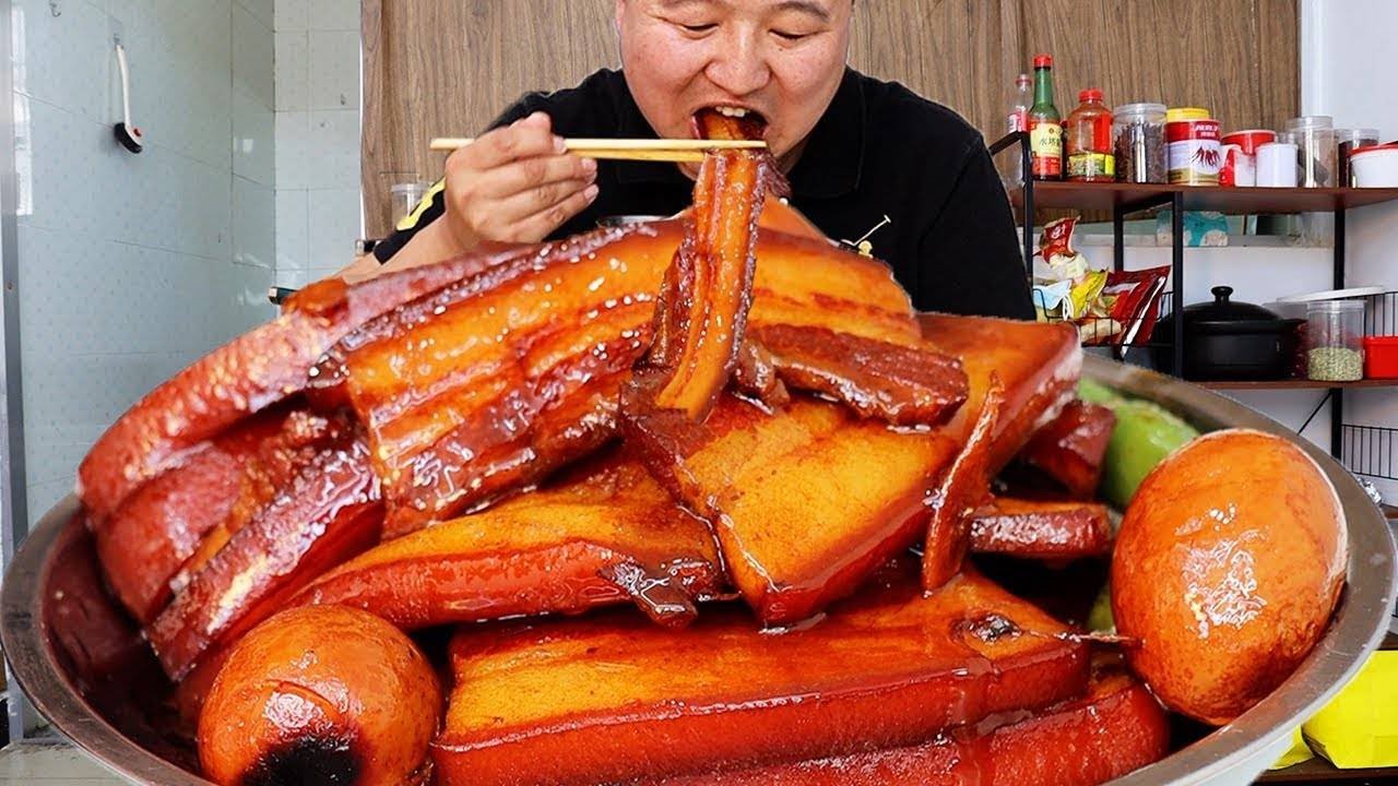 Ah Qiang Cut The Pork Belly Into Large Chunks And Stewed It. It Tasted Amazing With Chili Peppers!