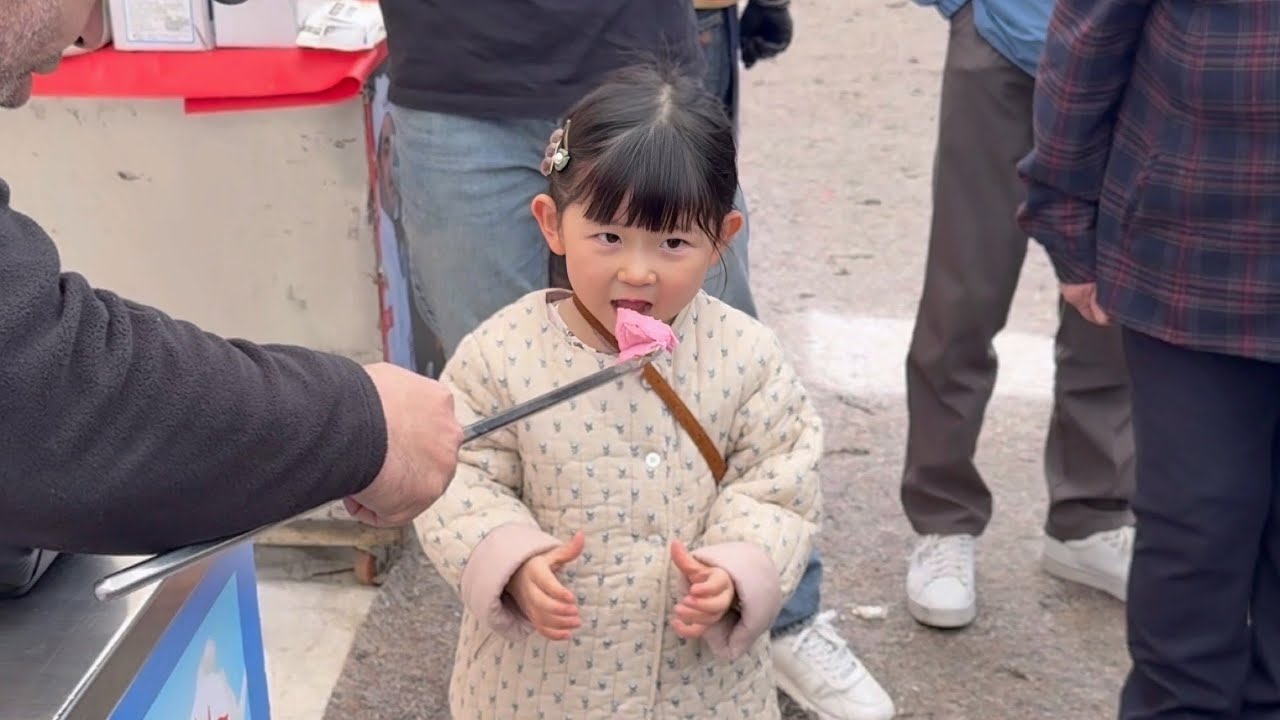 탕수육 축제에 간 행복한 도토리공주 ..🌼 (와인잔에 포도주스)