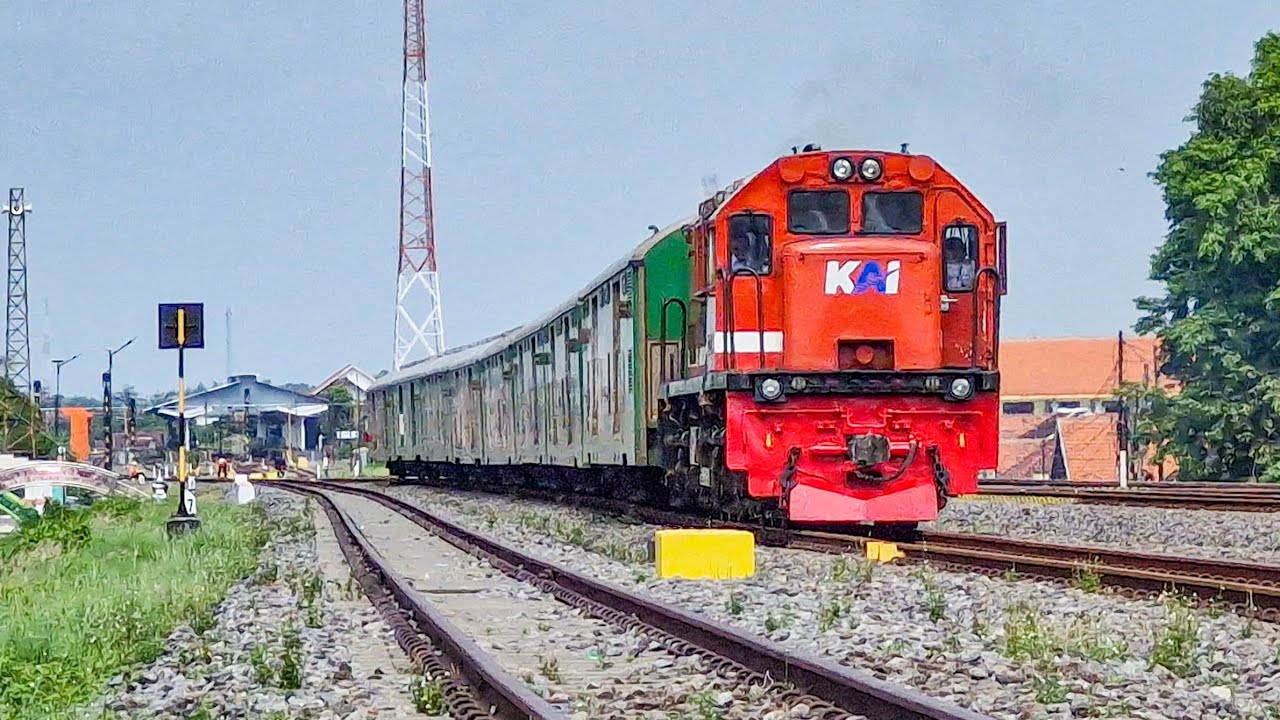 PASUKAN KERETA PAGI PADATI STASIUN PERCABANGAN SIBUK DI JAWA TIMUR!! Kereta Api di Stasiun Kertosono