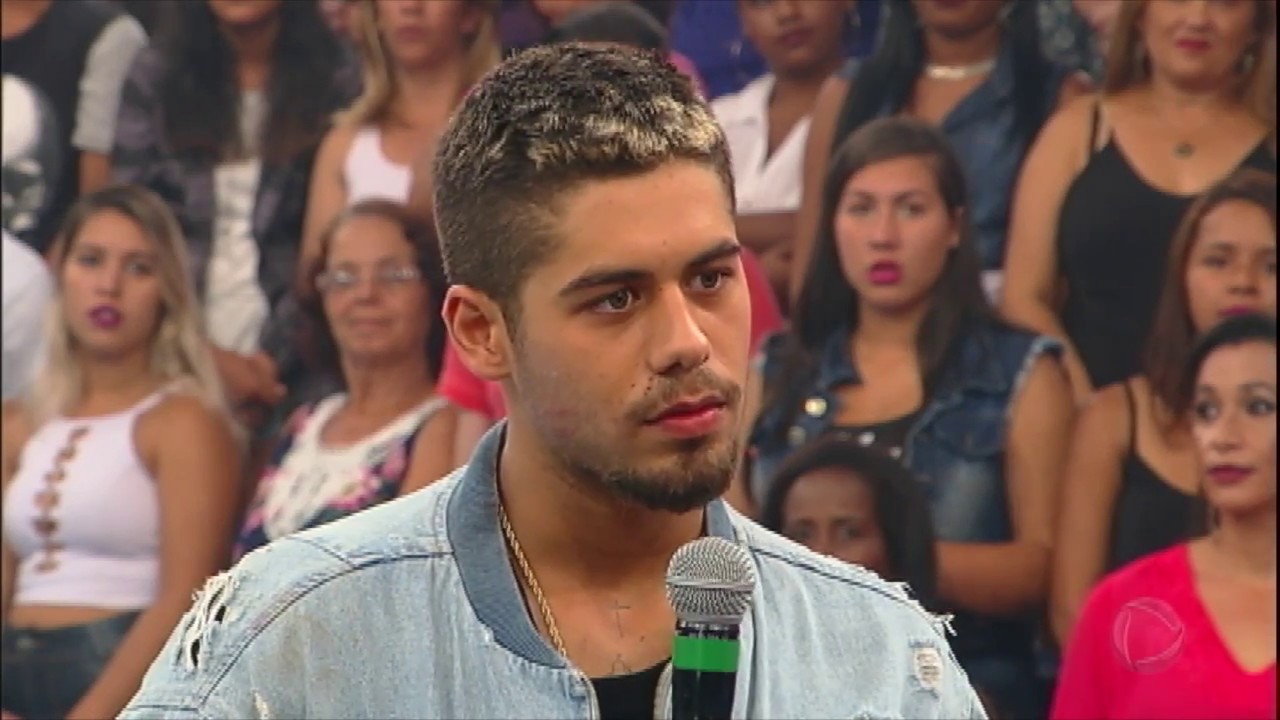 Zé Felipe recebe disco de platina no palco do Hora do Faro