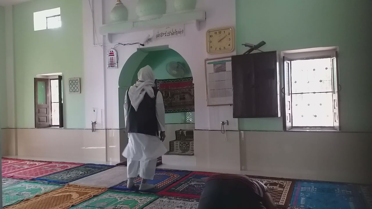 फर्ज नमाज के बाद सभी लोग सुन्नत पढ़ रहे हैं पांच वक्त की नमाज में पूरी नमाज पढ़ने की कोशिश करें सब