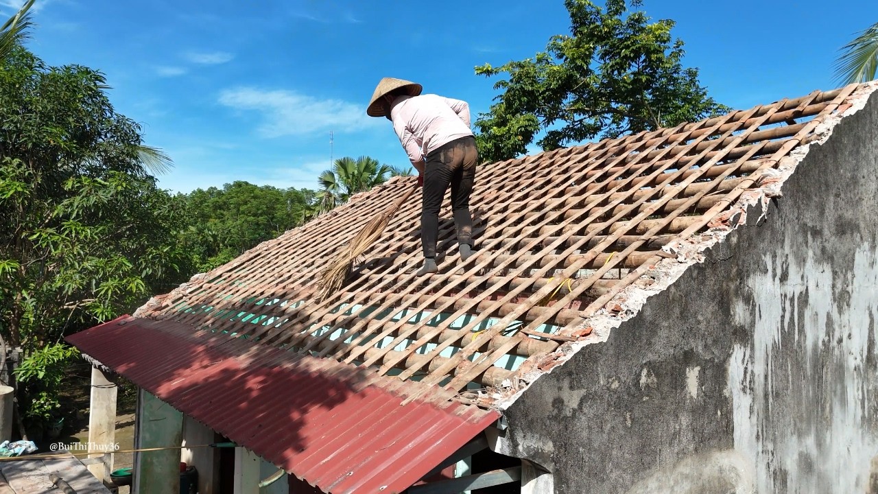 Single Mother Renovates Old House to Help Poor Old Woman Living Alone