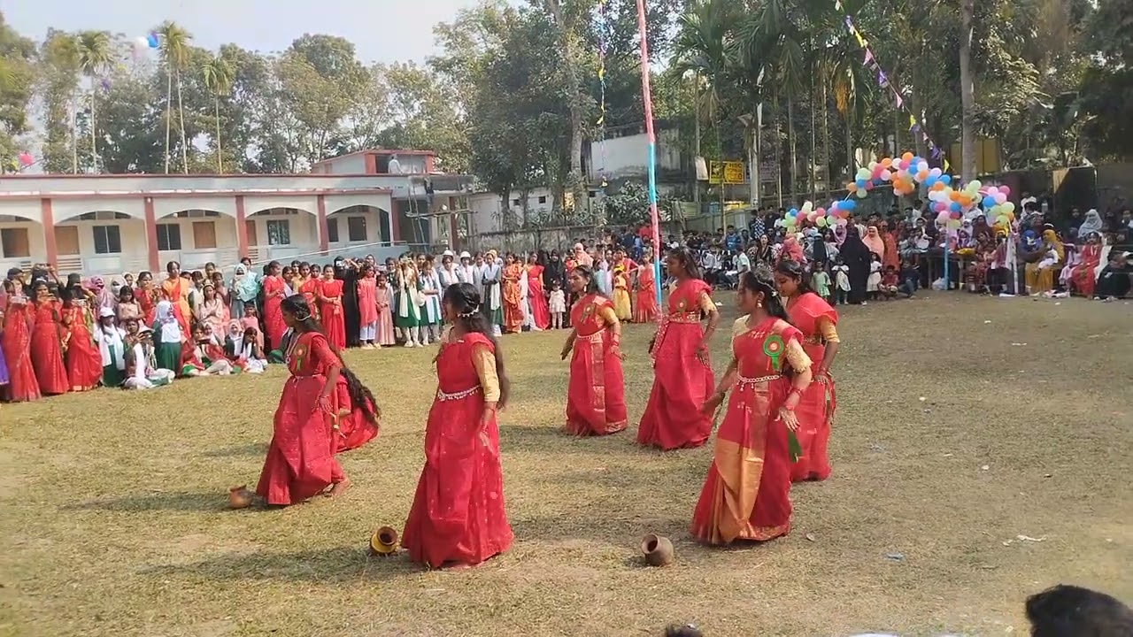 লাল শাড়িতে শিক্ষার্থীদের মনোমুগ্ধকর নাচ 
