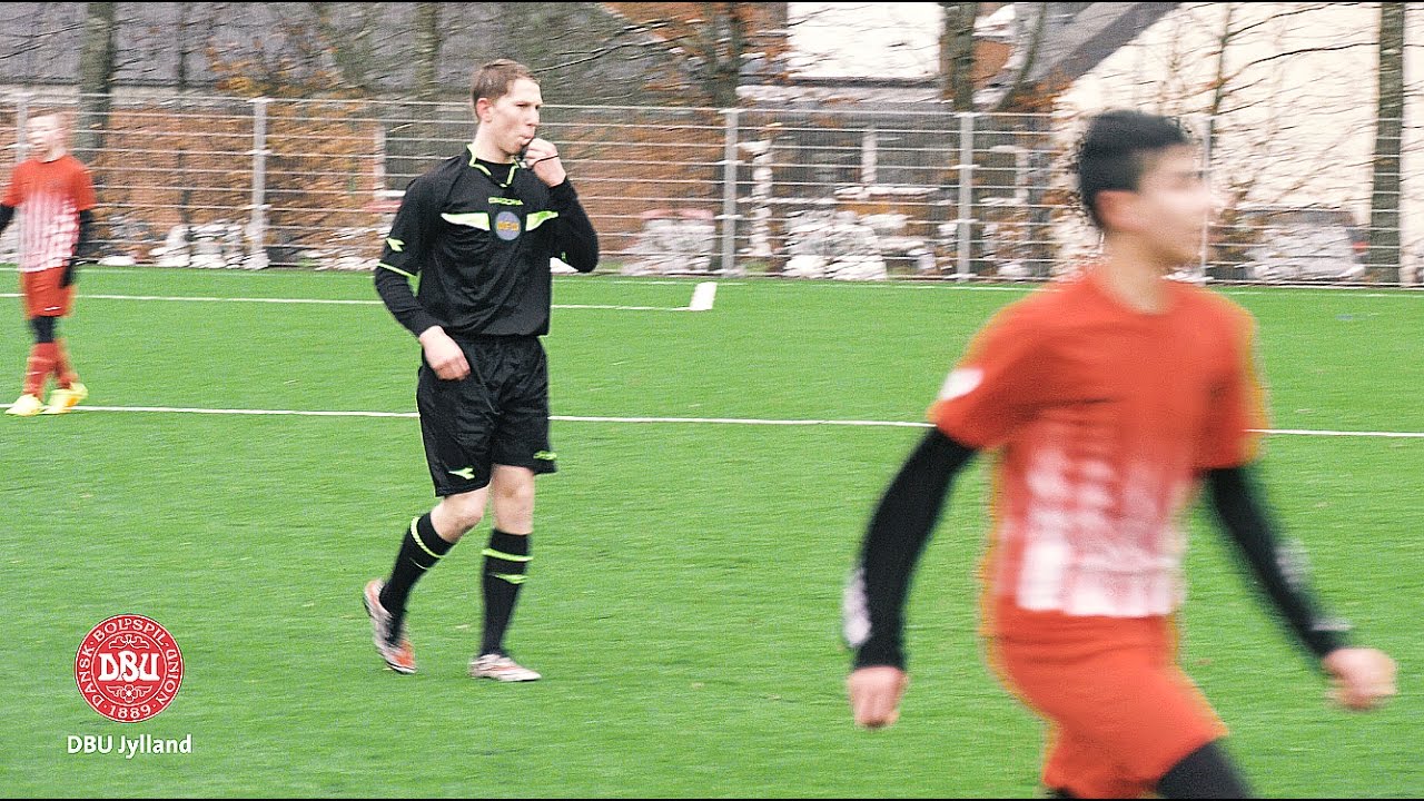 Følg en dommer i hans allerførste kamp