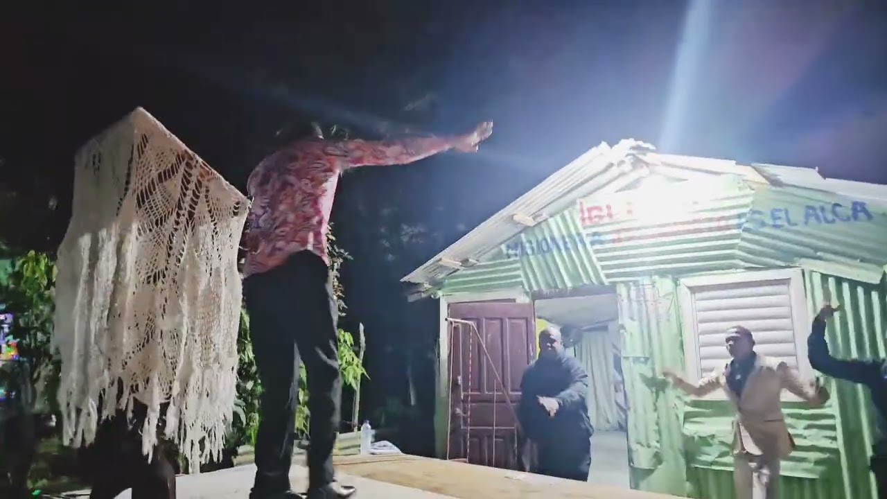 Pastor Gregoris Sosa  canta coro en Vigilia que 🤔 se Arma un corre corre 🏃🏃‍♀️🏃🏃‍♀️