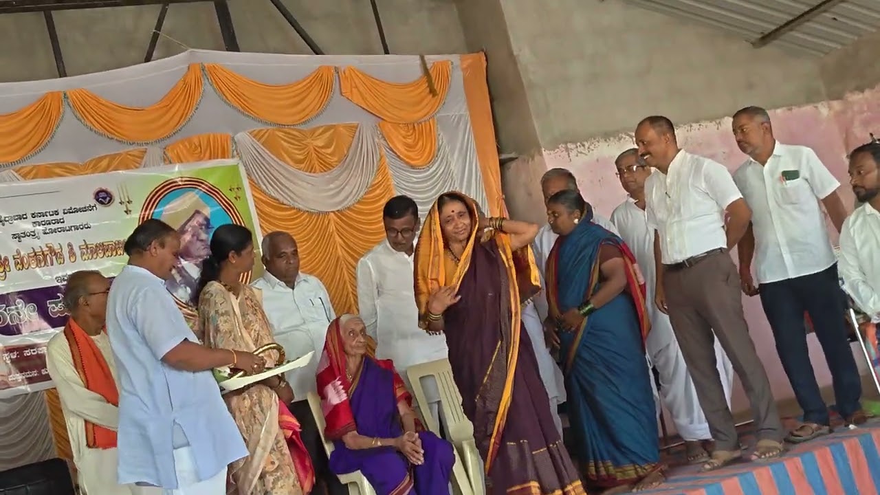 ಅಜ್ಜಿ ಮಲ್ಲಮ್ಮ ಗೌಡತಿ ಹಾಗೂ ದೊಡ್ಡಮ್ಮ ಯಂಕಮ್ಮ ಬಸನಗೌಡ ಮೇಟಿ (ಹಂದ್ರಾಳ )ಇವರಿಗೆ ಸನ್ಮಾನ 🌹