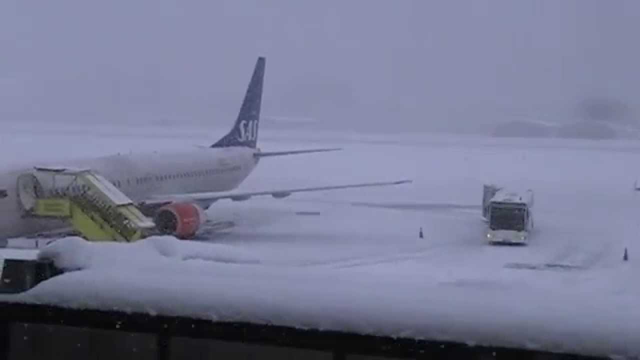 Heavy Snowfalls LOWI Airport Innsbruck - and the airport is still operating