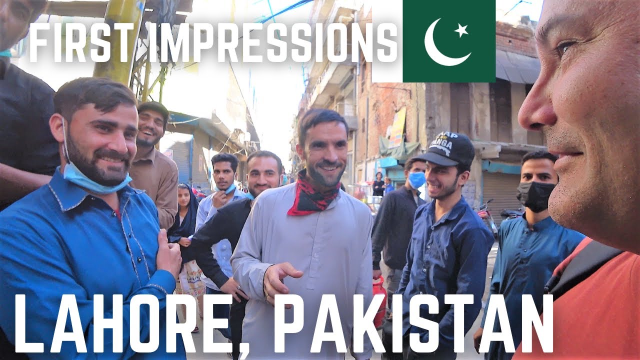 LAHORE FIRST IMPRESSIONS / A WALK IN THE NEIGHBORHOOD / PAKISTAN TRAVEL VLOG / MEETING LOCALS