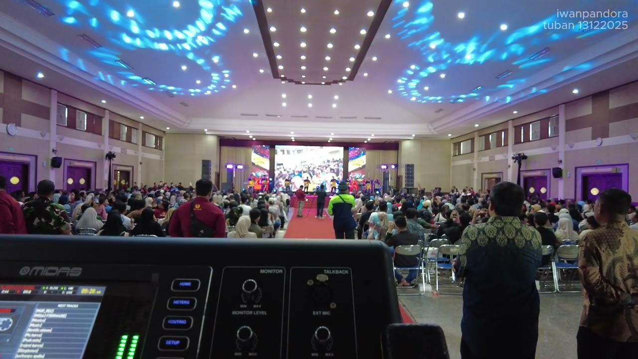 cinta merah jambu. ratna antika. MONATA (live record tuban 13122015)