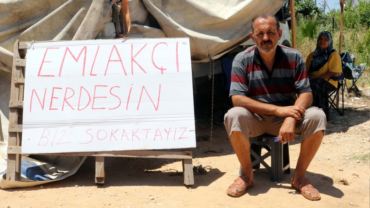 Satın aldığı evden kiracı çıkmayınca çareyi emlakçıyı protesto etmekte buldu