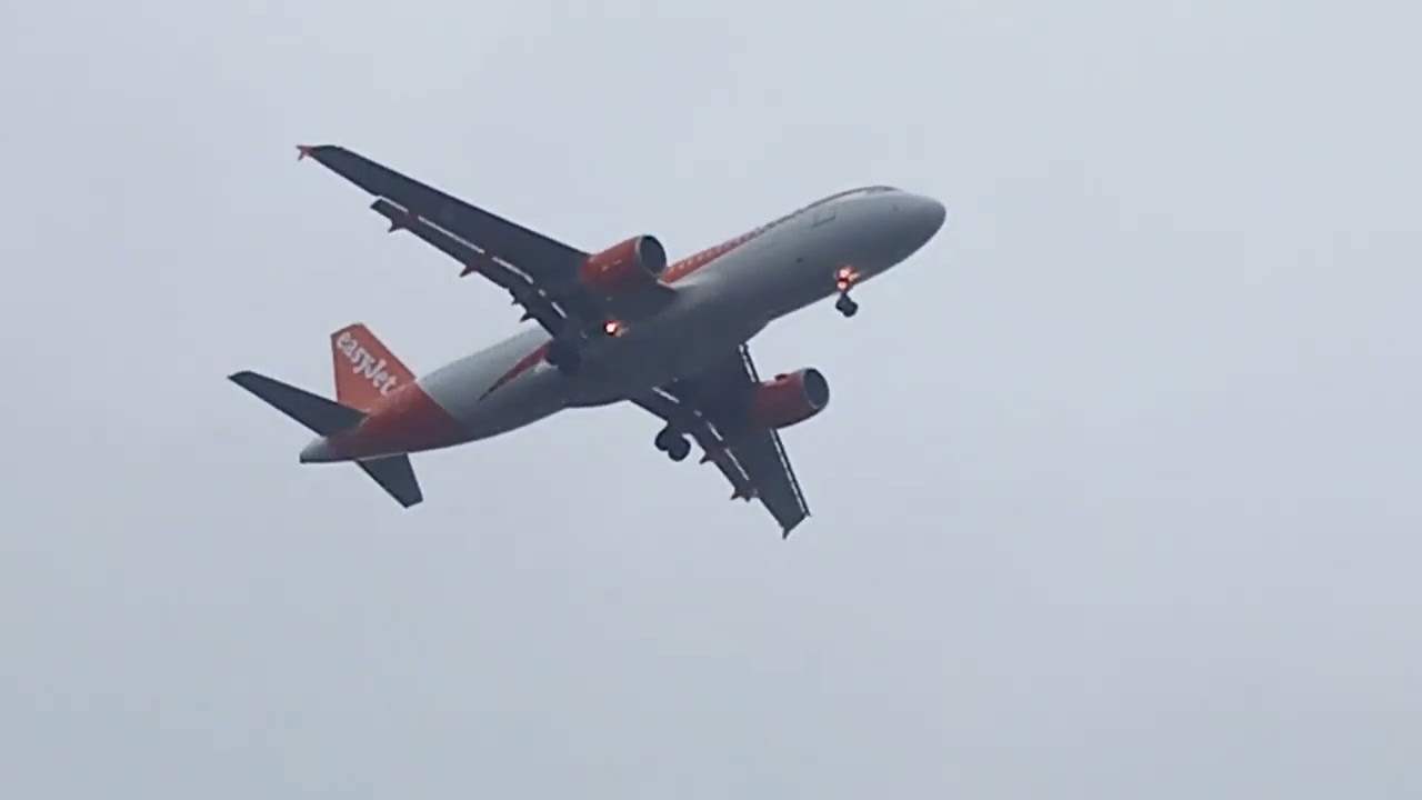 easyJet A320 (G-EZTZ) flies into Belfast (BHD) 25/03/2024