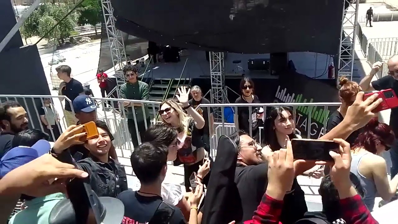 After Soundcheck - The Warning with fans - San Marcos 2023