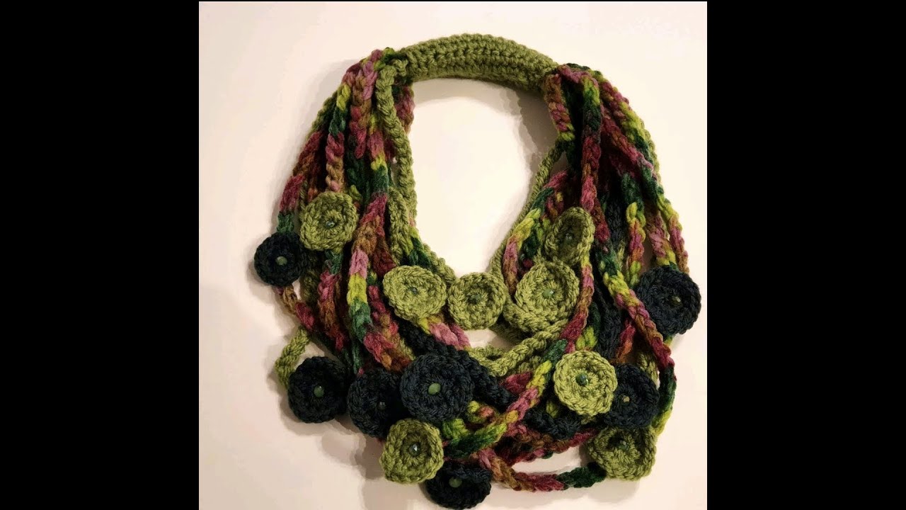 Collana scaldacollo in lana nei Toni del bosco realizzata all'uncinetto