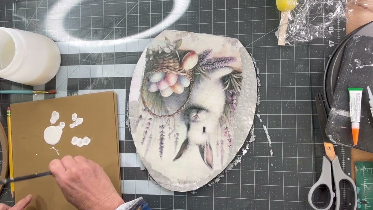 Примитивный кролик из рисовой бумаги на картоне. Пасхальный/весенний декор для дома.