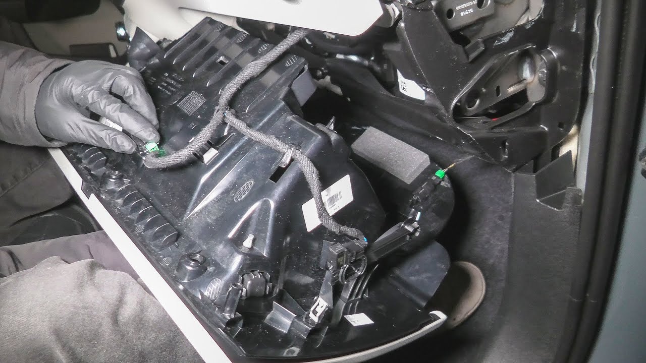Volvo XC40 (2019-2025): How To Remove Glovebox Assembly?