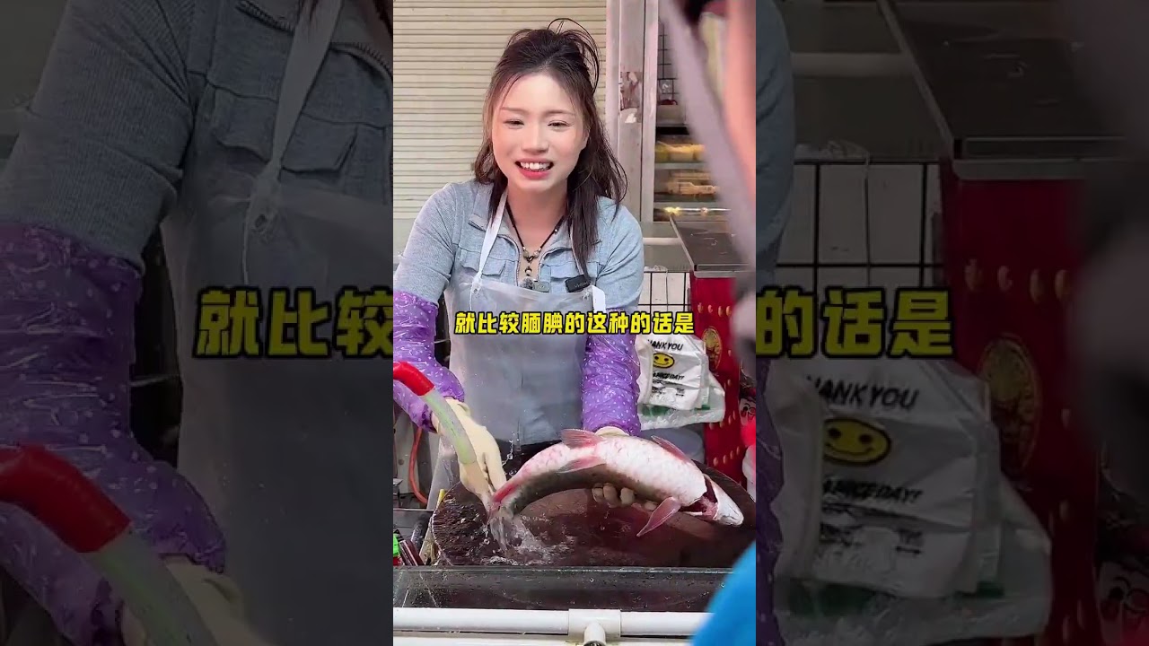 离谱！鱼摊遇上大学暗恋对象 离谱！鱼摊遇上大学暗恋对象，老板娘当场羞红脸，结局甜疯了